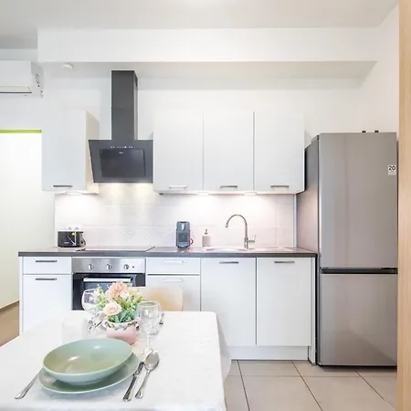 Balcony - Modern - Comfy דירה *