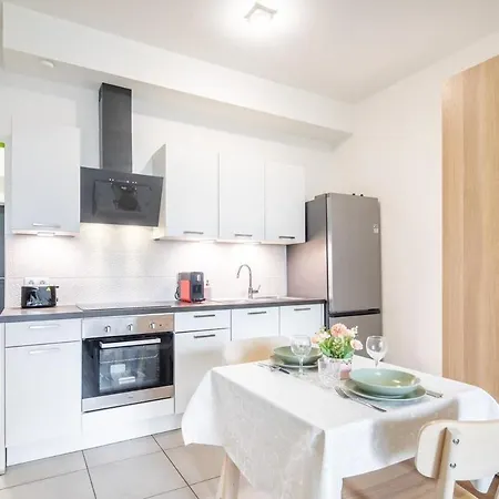 Balcony - Modern - Comfy شقة